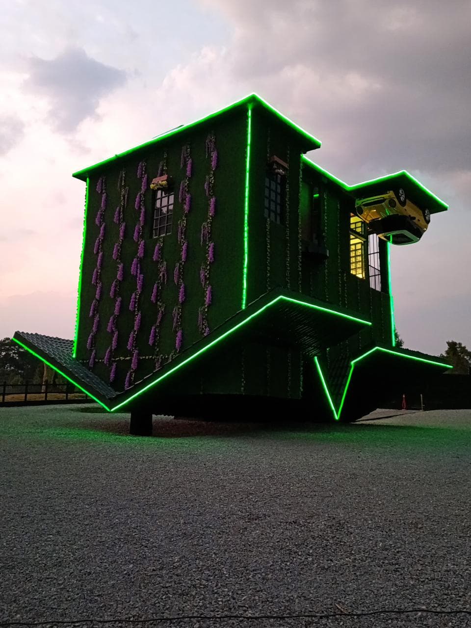 Casa al revés Nochi Noyollo