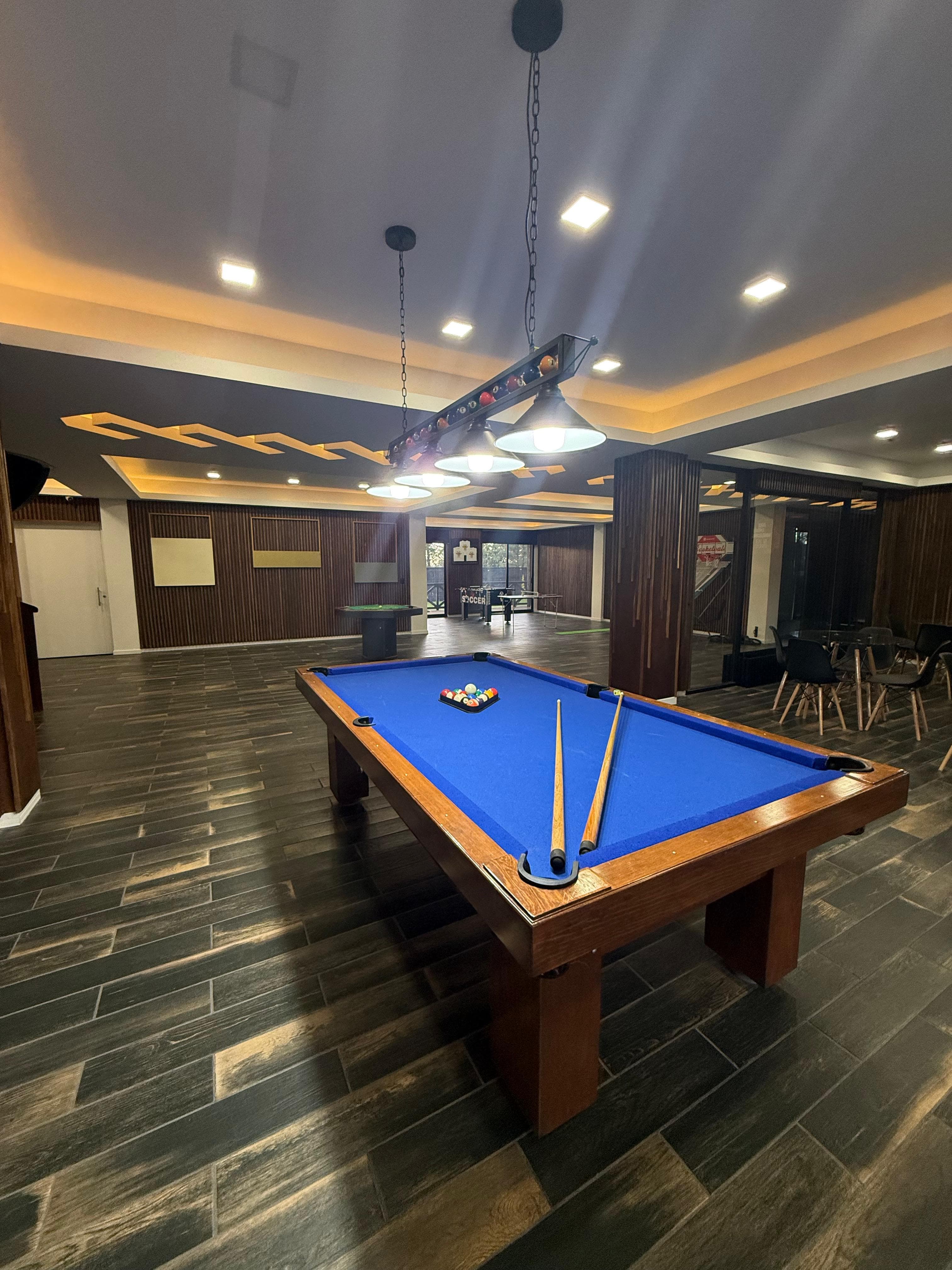 Mesa de billar junto al bar
