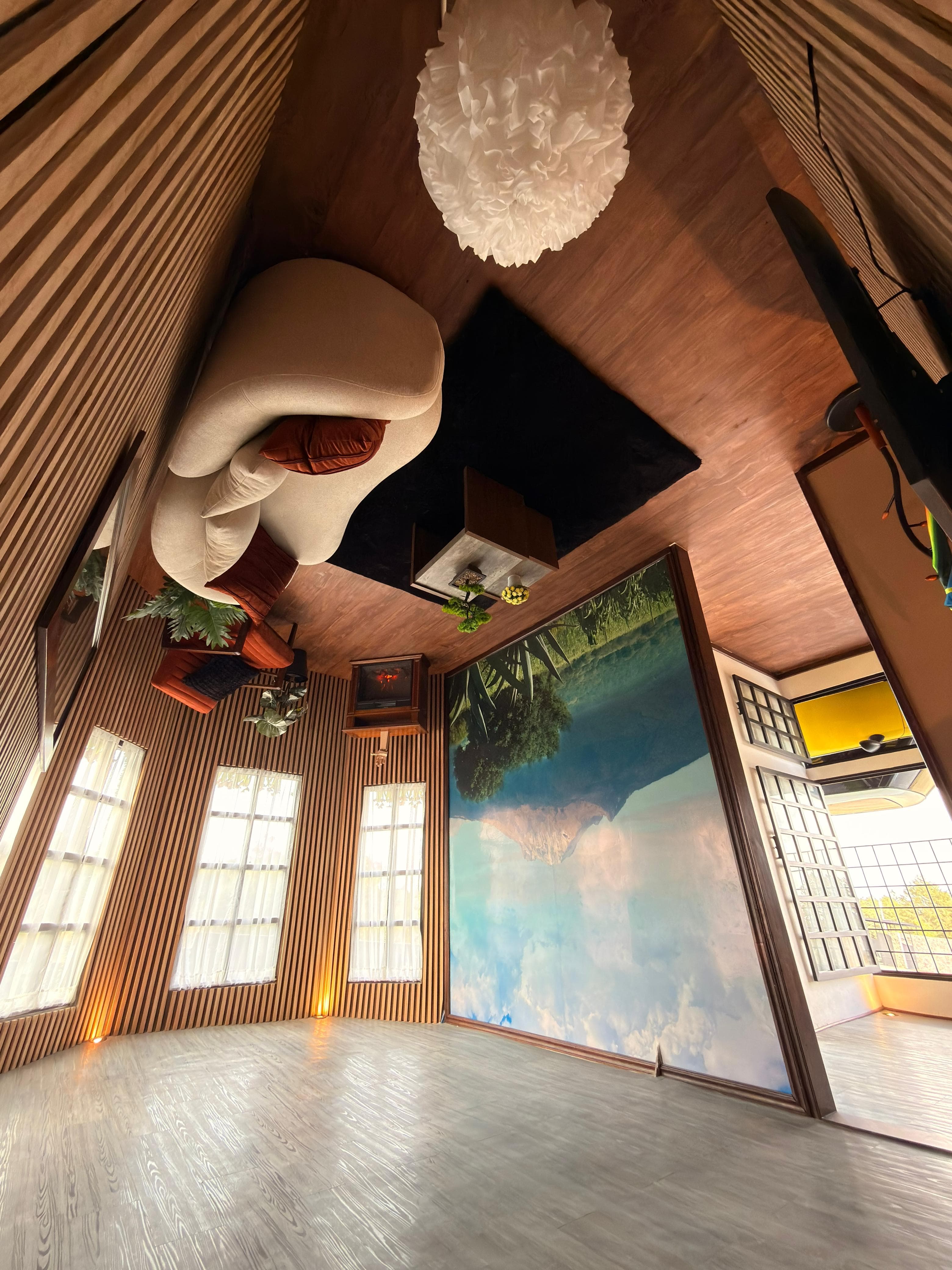 Sala de estar invertida con muebles en el techo