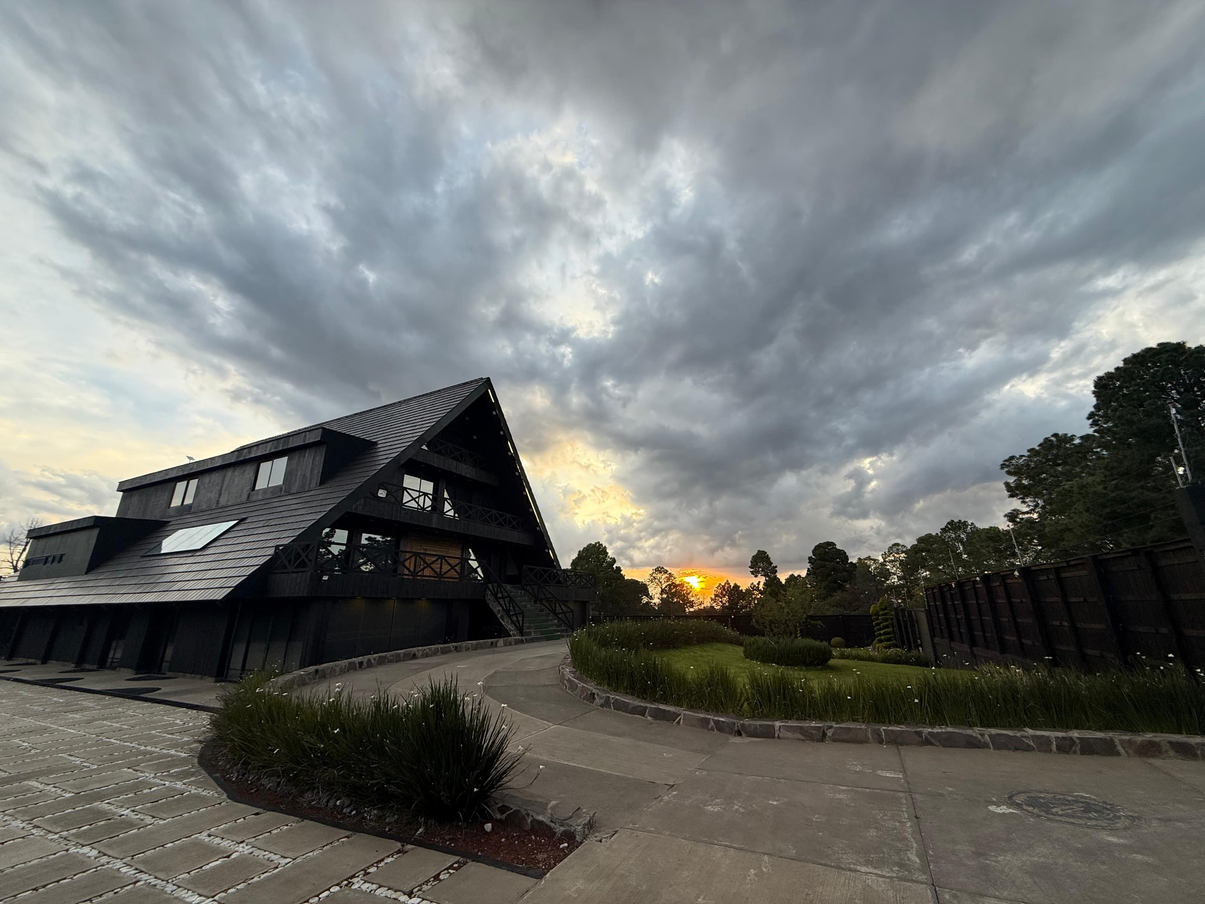 Chalet Yakisugi, gran cabaña alpina de madera negra al atardecer