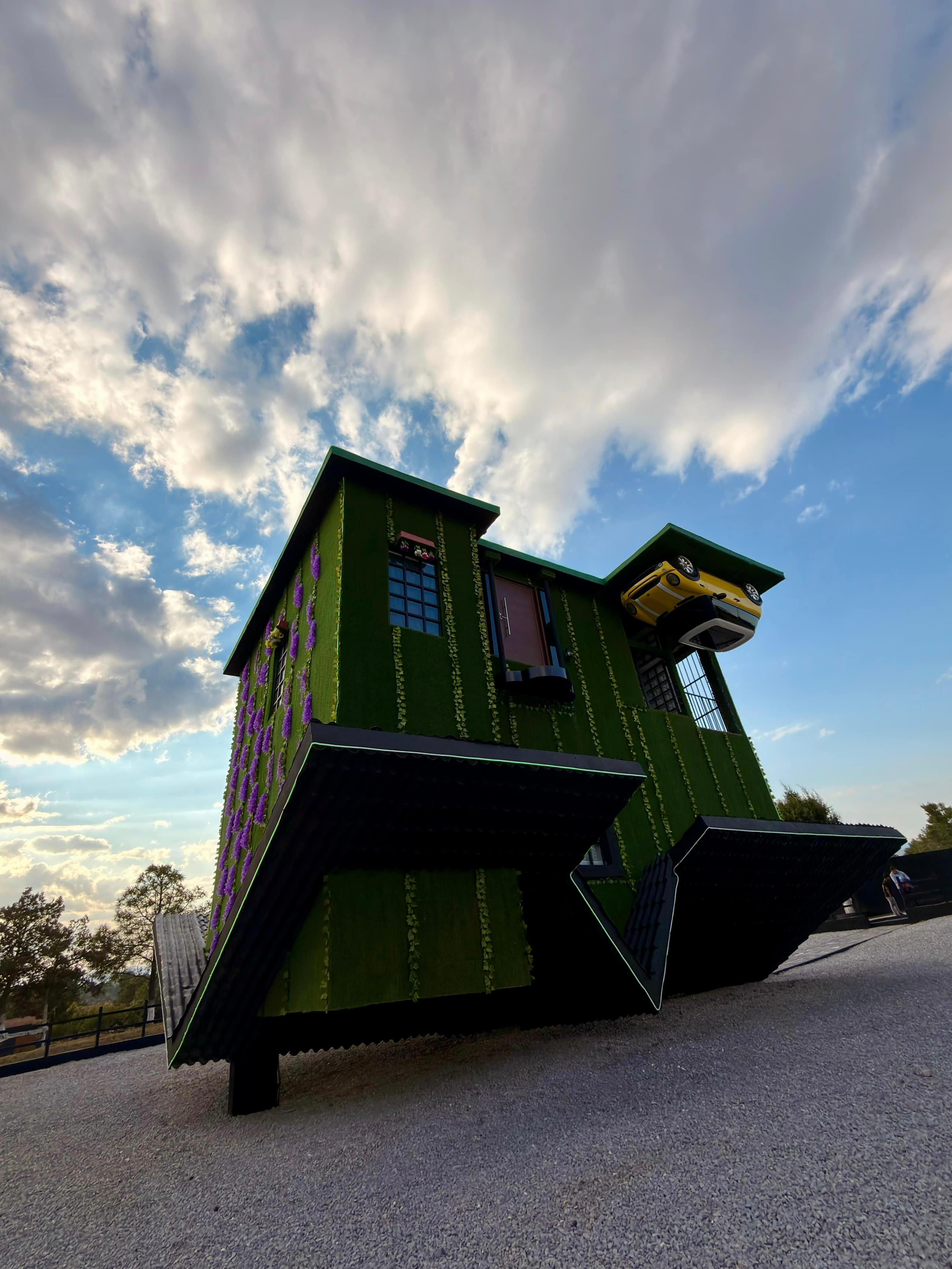 La Chantli, la casa al revés del Rancho Nochi Noyollo