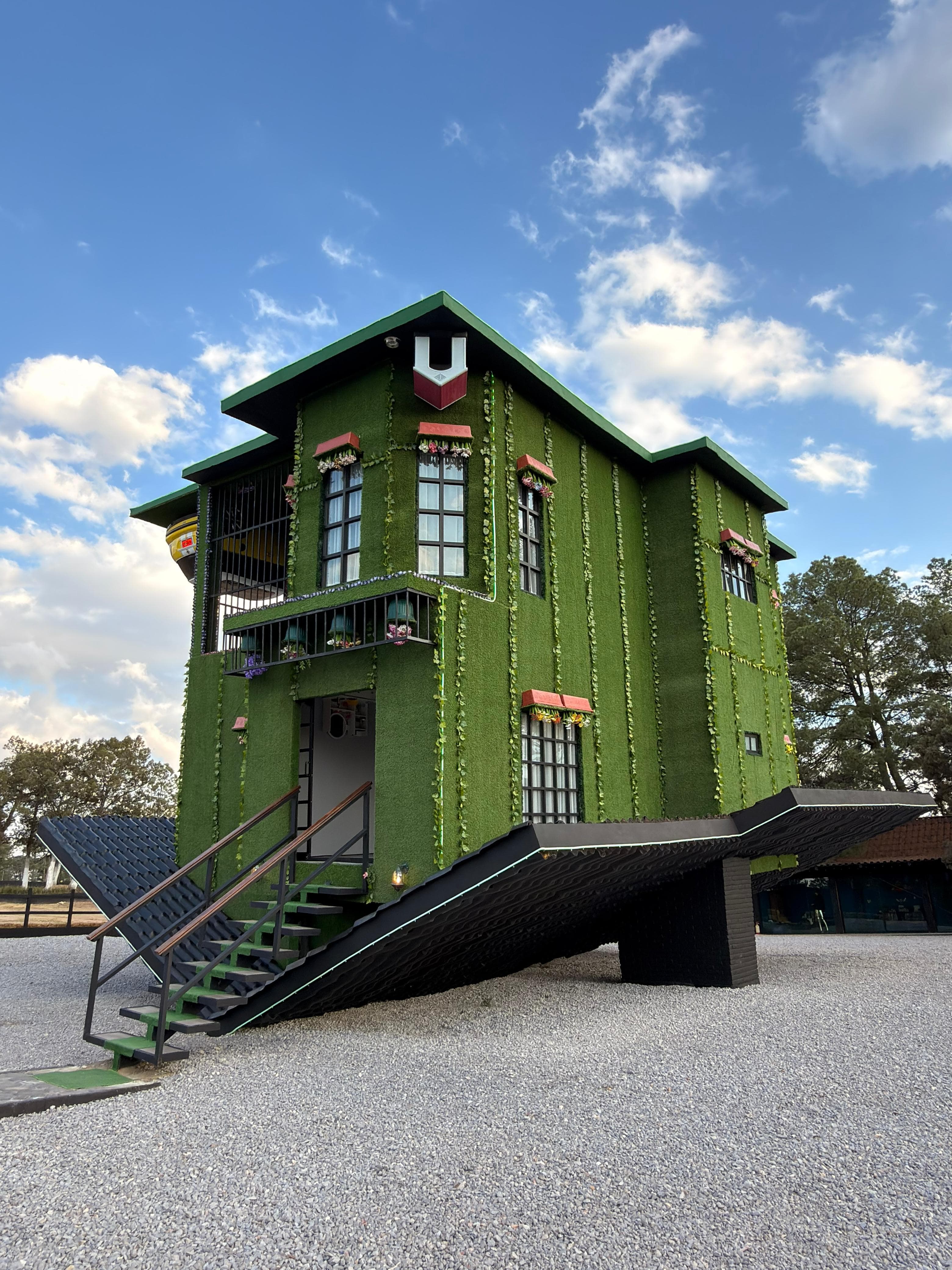 La Chantli, casa al revés cubierta de jardín vertical