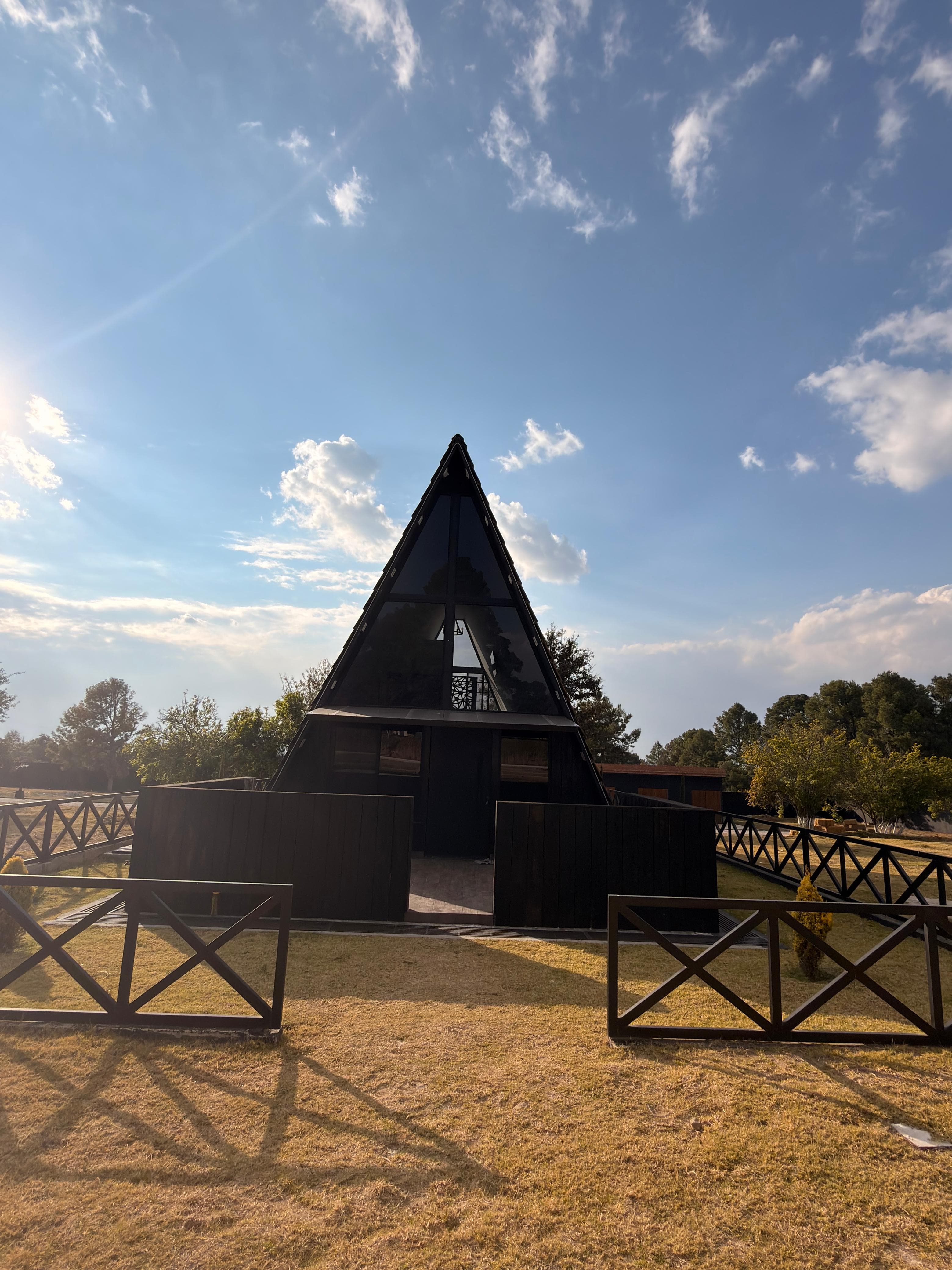 Mini Chalet Yakisugi, cabaña A-frame de madera negra
